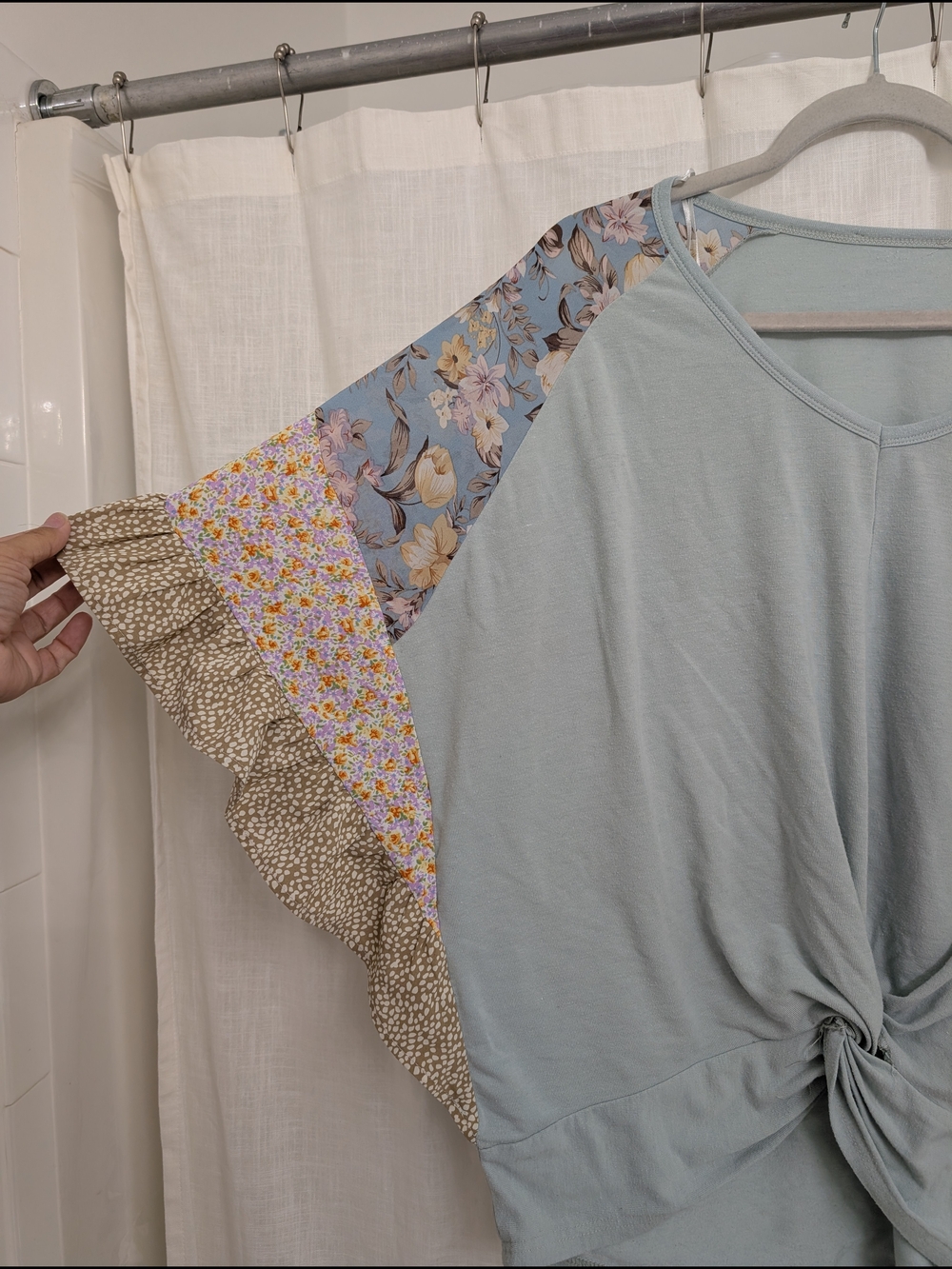 Gigio Light Blue Floral Colorblock Flutter Sleeve Twist Front Top Size M - Picture 2 of 4